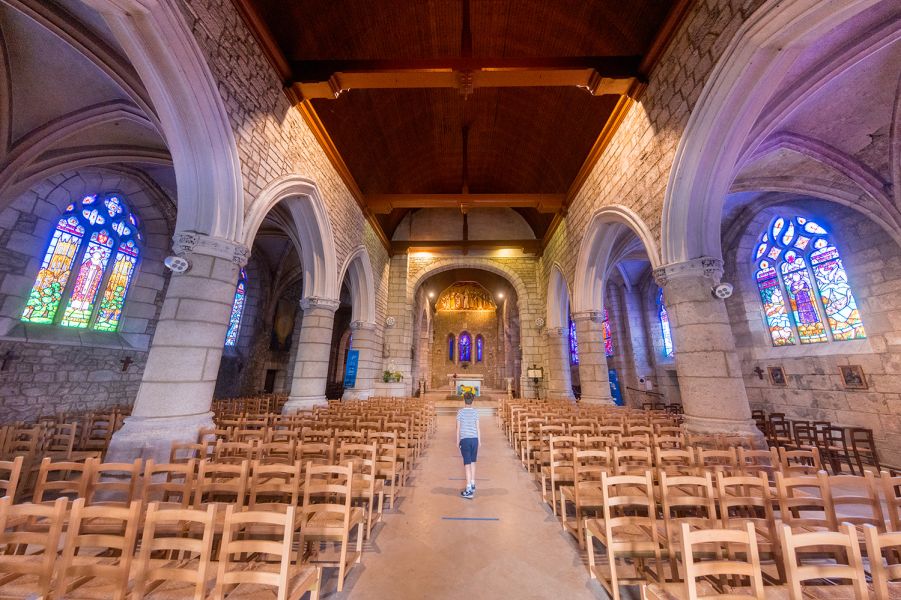 Les Vitraux de l’Église Saint-Hélier